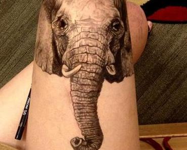 Jody Steel zeichnet Kunstwerke auf ihren Oberschenkel