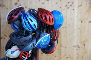 Helme auf Garderobenständer Flickr: twicepix