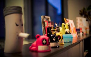 Spass im Büro Figuren aufm Büroschrank - Flickr: Andi Licious