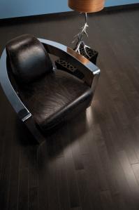 Sessel modern in schwarz mit Metallarmen und Chrom Bild: Mirage floors