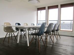 Konferenzraum mit Konferenztisch und Konferenzstühlen - Flickr: daniel spils