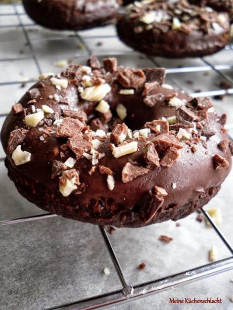 Schoko-Schokoladen Donuts mit Schoko Splittern