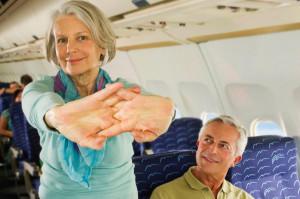 Senioren im Flugzeug auf Reisen