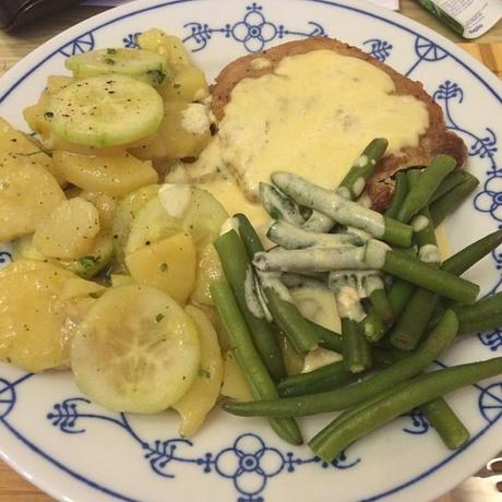 Was isst er wohl heute? Wie wär's mit Schweineschnitzel an Sahne-Senfsauce, Kartoffel-Gurken-Salat und Bohnen! #foodporn - via Instagram