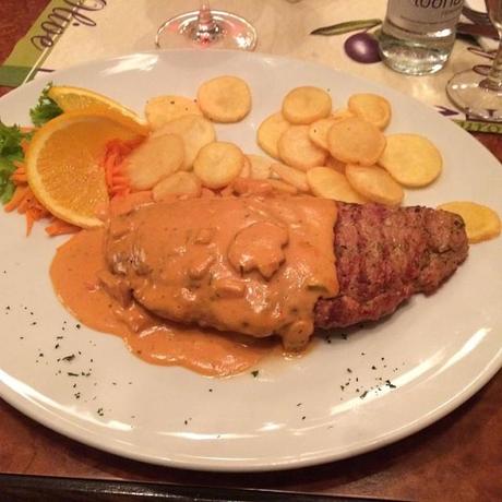 Es gibt Bifteki, ausnahmsweise nicht selbst gekocht... #foodporn - via Instagram