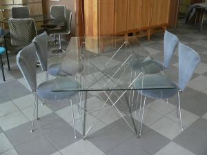 Glastisch mit vier Stühlen  OfficeDesignBerlin