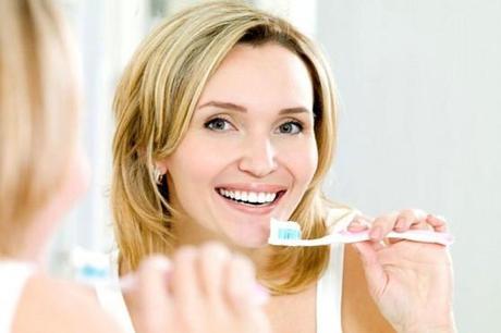 Mindestens zweimal täglich sollten die Zähne für zwei bis drei Minuten mit einer fluoridhaltigen Zahncreme geputzt werden. djd/Forum Zucker/thx