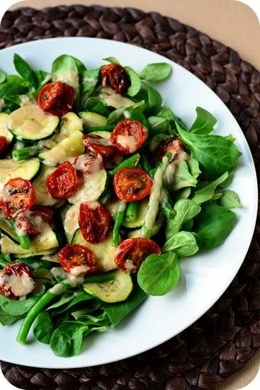 Salat mit Gemüse und Tahini-Dressing