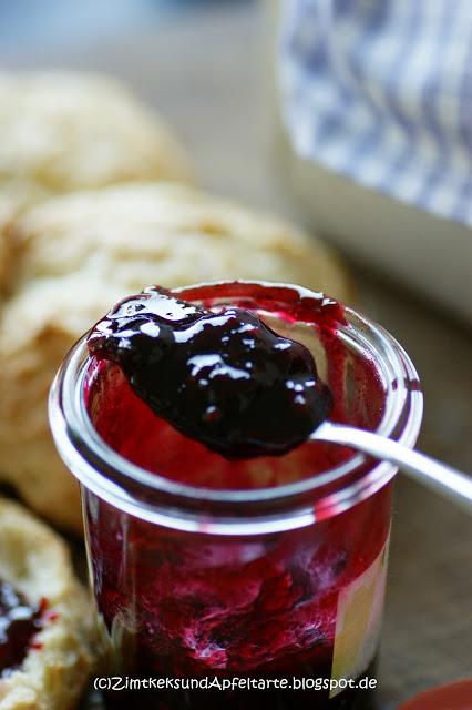 Mmmmhhhh... Brombeer-Holunder-Marmelade auf Scones und das nächsteFrühstück kann kommen!