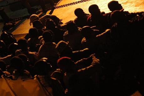 Tunesische-Flüchtlinge-erreichen-Lampedusa