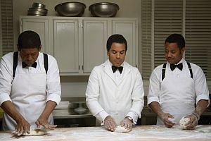 Cecil Gaines (Forest Whitaker, links), James Holloway (Lenny Kravitz, mitte) und Carter Wilson (Cuba Gooding Jr., rechts) in der Küche des Weißen Hauses.