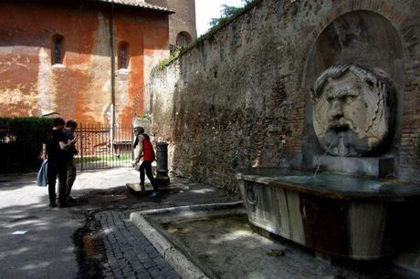Brunnen vor der Santa Sabina