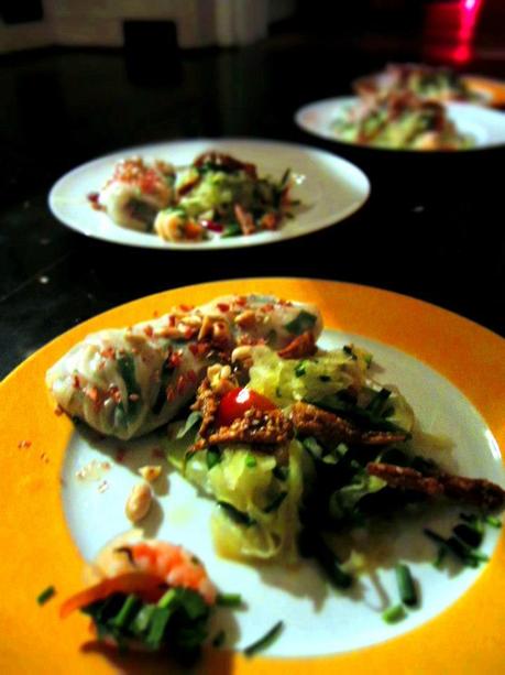 Papaysalat und Summer Rolls mit Chili Dipp