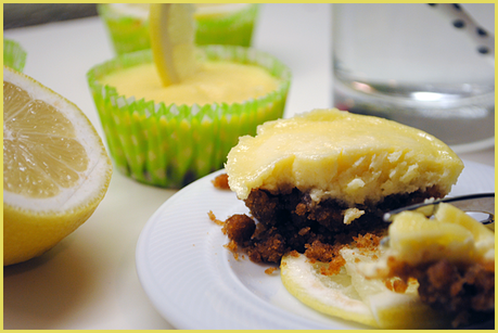 Zitronen-Frischkäse-Muffins mit Keksboden