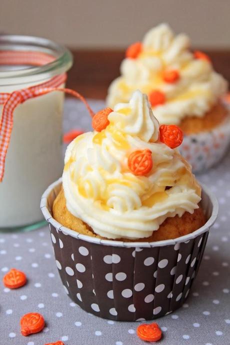 Kürbis-Schoko-Cupcakes mit Schmandhaube und Salzkaramell. Dazu gibt´s heiße Honigmilch. { Rama Cremefine Foodblogger-Aktion }