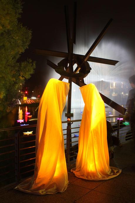 festival-of-lights-potzdamer-platz-berlin-germany-guardians-of-time-manfred-kielnhofer-waechter-der-zeit-contemporary-light-art-sculpture-8094
