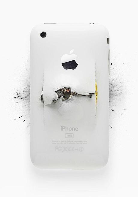 Zerstörte Apple Produkte   Fotografien von Paul Fairchild & Michael Tompert