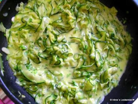 Zum Weltnudeltag: Zucchini-Zitrone-Gemüse auf Nudelbett