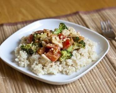 Hähnchen- und Gemüsepfanne mit Erdnuss-Sauce