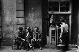 Ara Güler — Das Licht von Istanbul (Foto: Café in Beyoğlu, 1958)