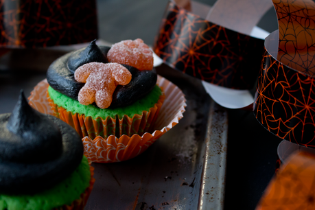 Zu Halloween gehören giftgrüne Cupcakes...