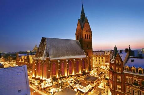 Weihnachtsmarkt vor der Marktkirche in Hannover. Foto: djd/Hannover Marketing/Christian Wyrwa