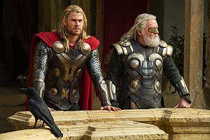 Thor (Chris Hemsworth) mit Allvater Odin (Anthony Hopkins) in Asgard.