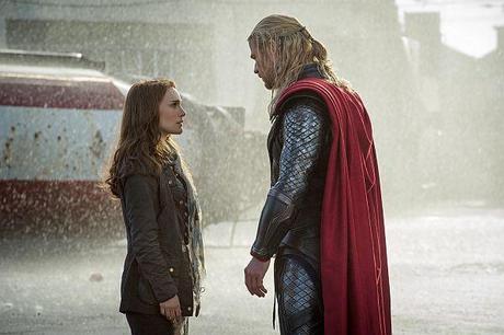Thor (Chris Hemsworth) trifft auf der Erde erneut auf Jane Foster (Natalie Portman).