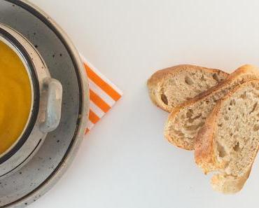 Möhren-Ingwer-Suppe mit frischem Baguette