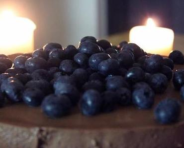 mousse-au-chocolat-torte mit blaubeeren