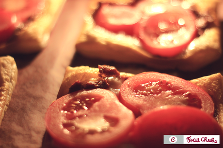Tomatentörtchen mit Petersilie. Schnell zubereiterter Blätterteigschmaus.