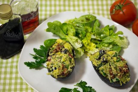 Gaumenfreundin - Avocado mit mediterraner Füllung