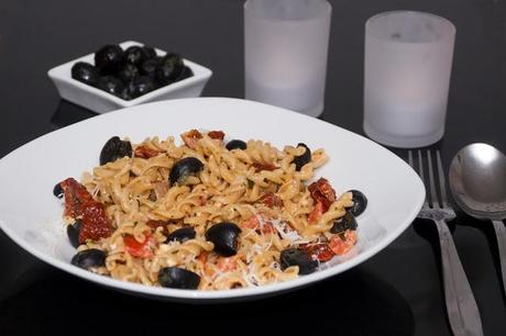 Gaumenfreundin - Vollkornpasta mit Ziegenkäse, getrockneten Tomaten und schwarzen Oliven