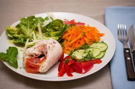 Gaumenfreundin - Putenröllchen auf gemischtem Salat mit Honig-Senf-Dressing