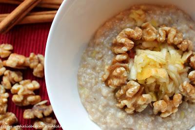 Apfel-Zimt-Porridge mit Walnüssen