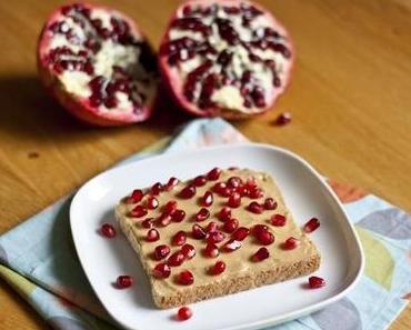 Erdnussbutter und Granatapfel Toast