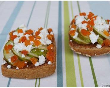 Power-Brötchenbelag mit Mandelmus, Birnenscheiben und Ziegenkäse