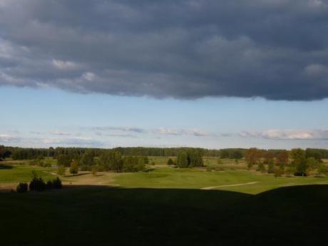 Blick vom Schlosspark über einen wunderbar angelegten Golfplatz