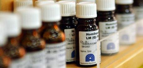 Homöopathische Mittel: Wasser, Zucker, Alkohol - und sonst wenig Messbares
