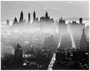 Eines der beeindruckendsten Fotos von Andreas Feininger ist der Blick von Midtown Manhattan auf Lower Manhattan. Das Foto aus dem Jahre 1941 ist eines der insgesamt 80, die die Städtische Galerie Am Abdinghof in Paderborn vom 18. April bis zum 30. Mai zeigt. (Bild: Andreas Feininger, Stadt Paderborn)
