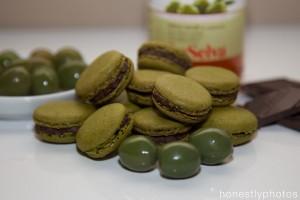 Macarons mit Oliven in dunkler Schokolade