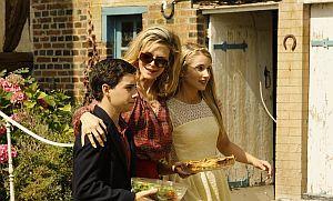 Michelle Pfeiffer (mitte) mit ihren beiden Filmkindern Dianna Agron (rechts) und John D'Leo (links).