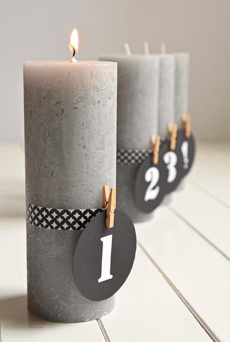 Stylischer Adventskranz ohne Tannenzweige mit grauen Kerzen und Zahlen