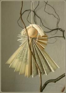 handmade Falt--Engel aus alten Buchseiten DIY