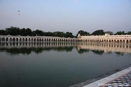 Wasserbecken im Sikh-Tempel in Delhi