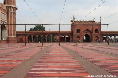 Gebetsteppiche und Blick zum Eingang in der Jama Masjid