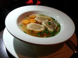 Suppe mit Fleischstrudel vegan