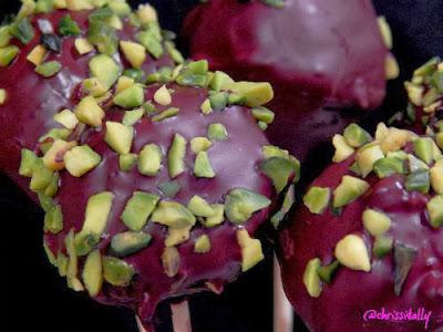 So klein und doch so lecker: Schoko-Pistazien Cakepops.