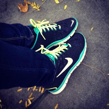 Nike Schuhe schwarz neon blau Instagram
