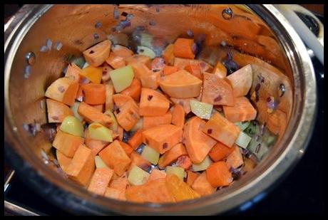 Veganes Soulfood für den Herbst: Süßkartoffelsuppe mit Kokos